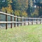 medinė tvora iš medinių kuolų